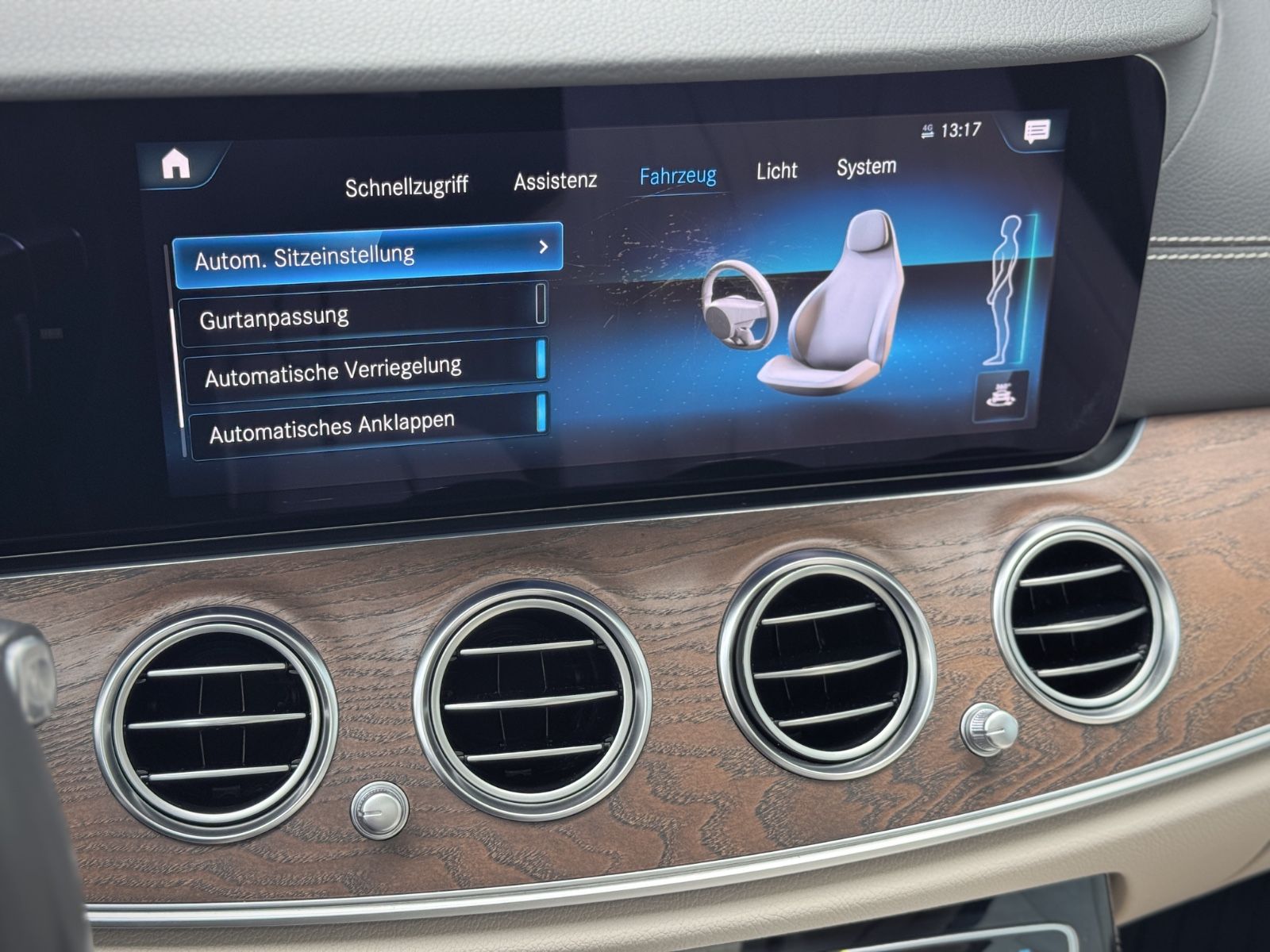 Fahrzeugabbildung Mercedes-Benz E 300de T 4Matic AMG-Line*PANO|360°|HEADUP|AHK**