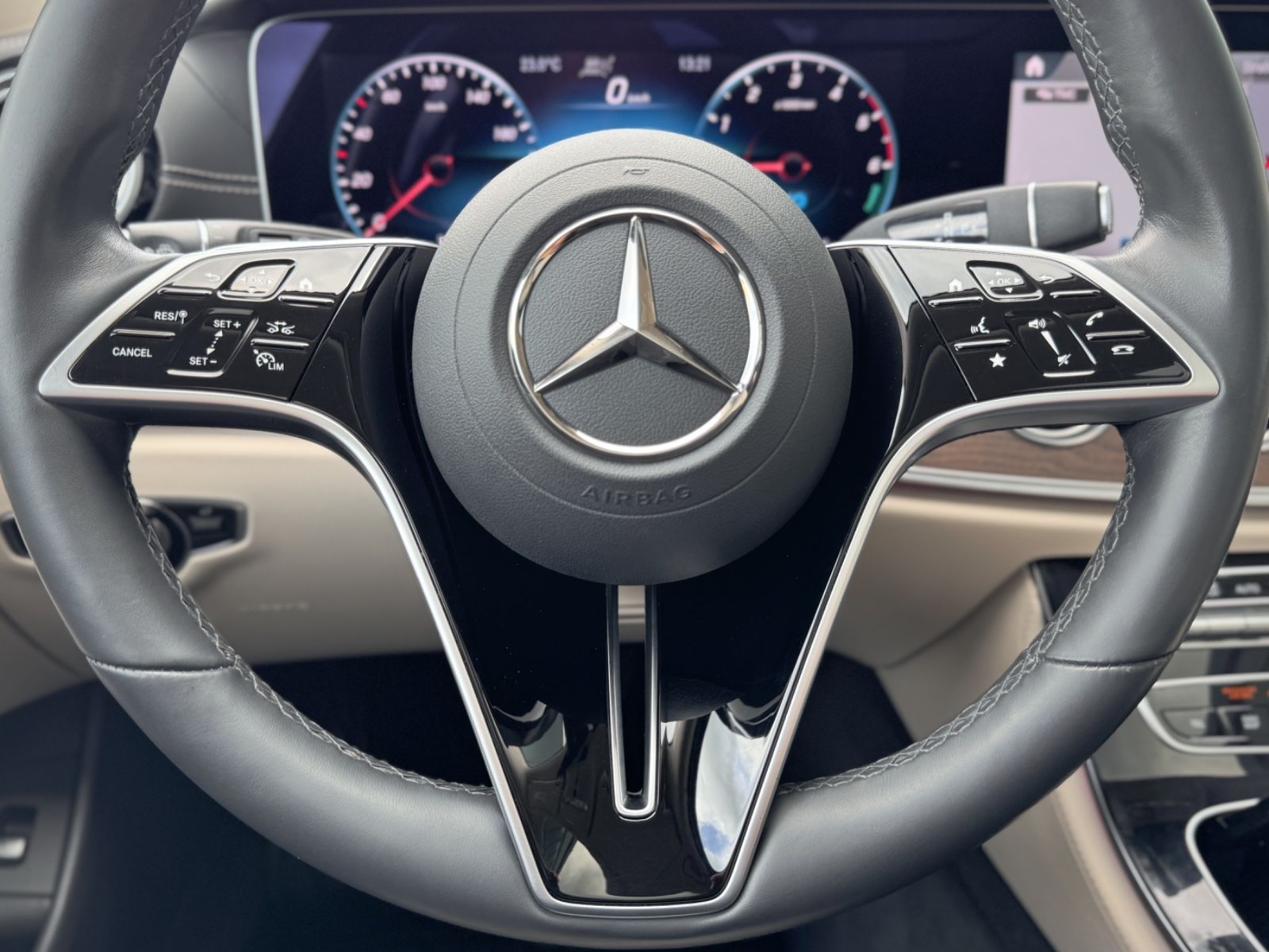 Fahrzeugabbildung Mercedes-Benz E 300de T 4Matic AMG-Line*PANO|360°|HEADUP|AHK**