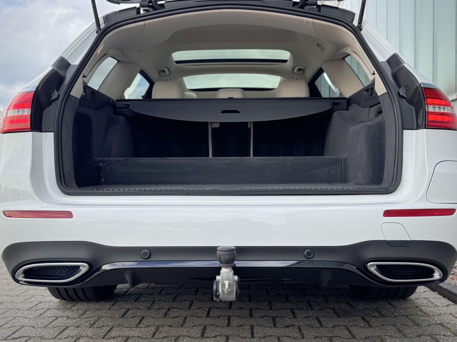 Fahrzeugabbildung Mercedes-Benz E 300de T 4Matic AMG-Line*PANO|360°|HEADUP|AHK**