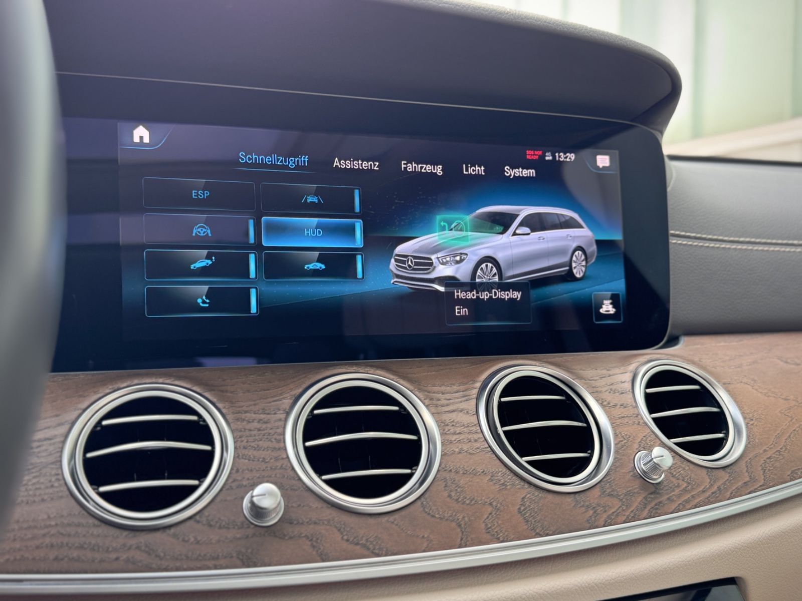 Fahrzeugabbildung Mercedes-Benz E 300de T 4Matic AMG-Line*PANO|360°|HEADUP|AHK**