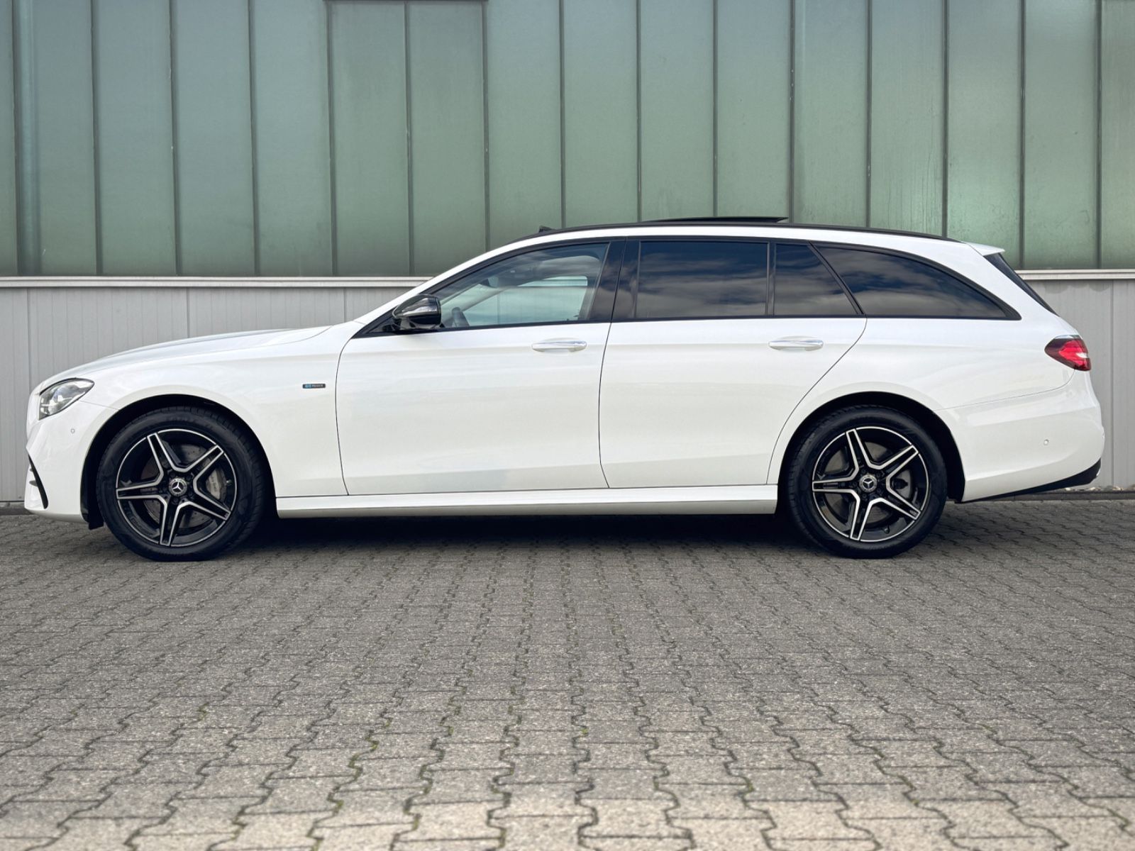Fahrzeugabbildung Mercedes-Benz E 300de T 4Matic AMG-Line*PANO|360°|HEADUP|AHK**