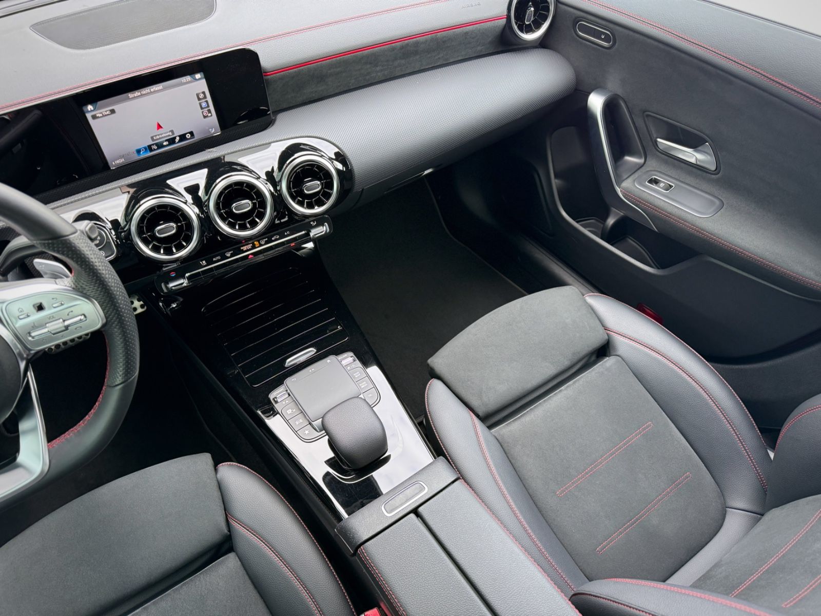 Fahrzeugabbildung Mercedes-Benz CLA 200 7G-DCT AMG-Line *AHK|LED|CAM|NAVI*