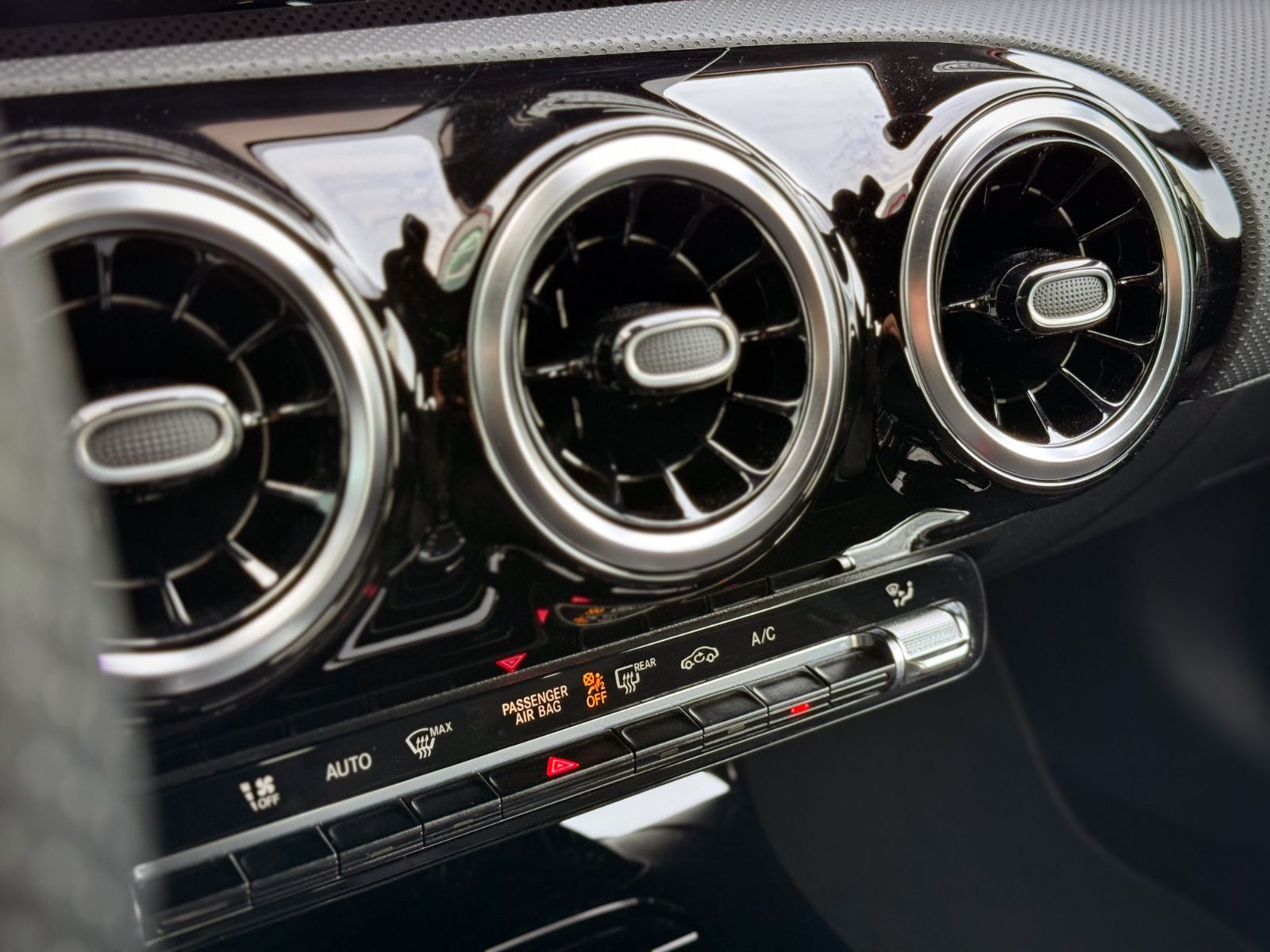 Fahrzeugabbildung Mercedes-Benz CLA 200 7G-DCT AMG-Line *AHK|LED|CAM|NAVI*