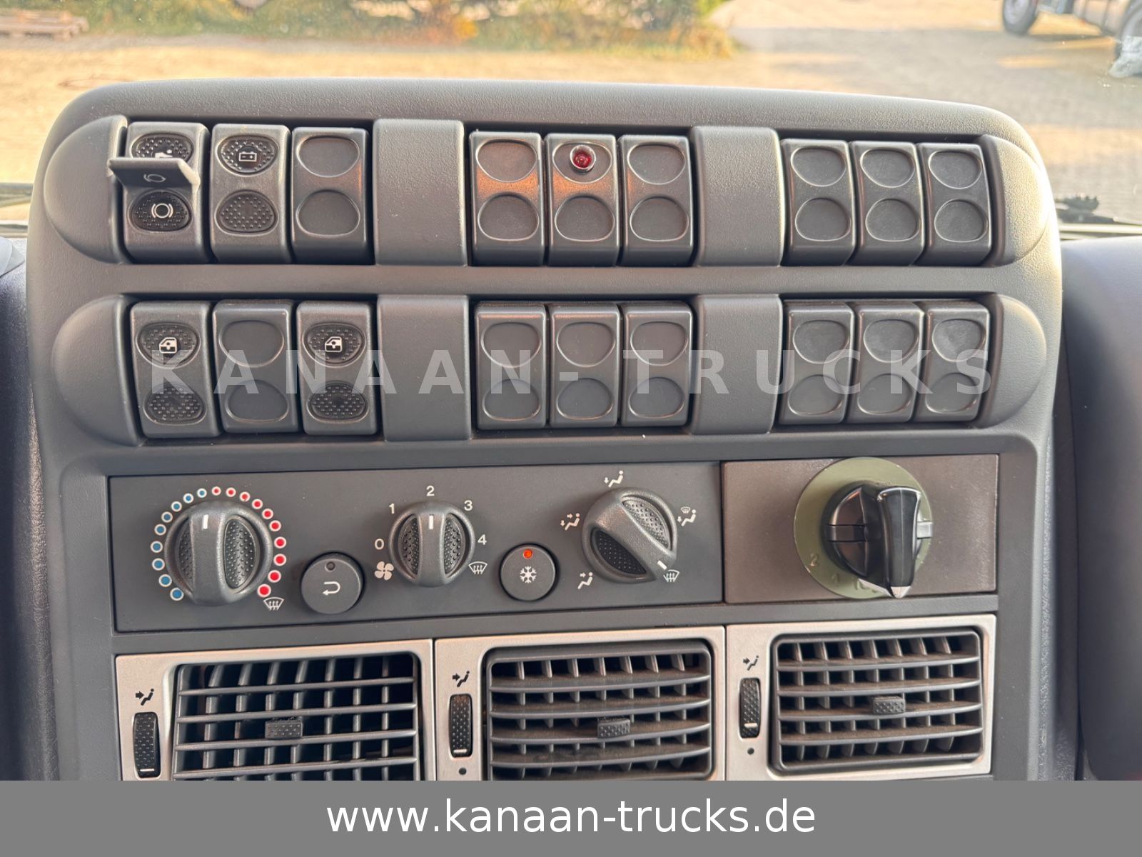 Fahrzeugabbildung Iveco ML100E22WM-BW 4x4 Miltär Camper Exped