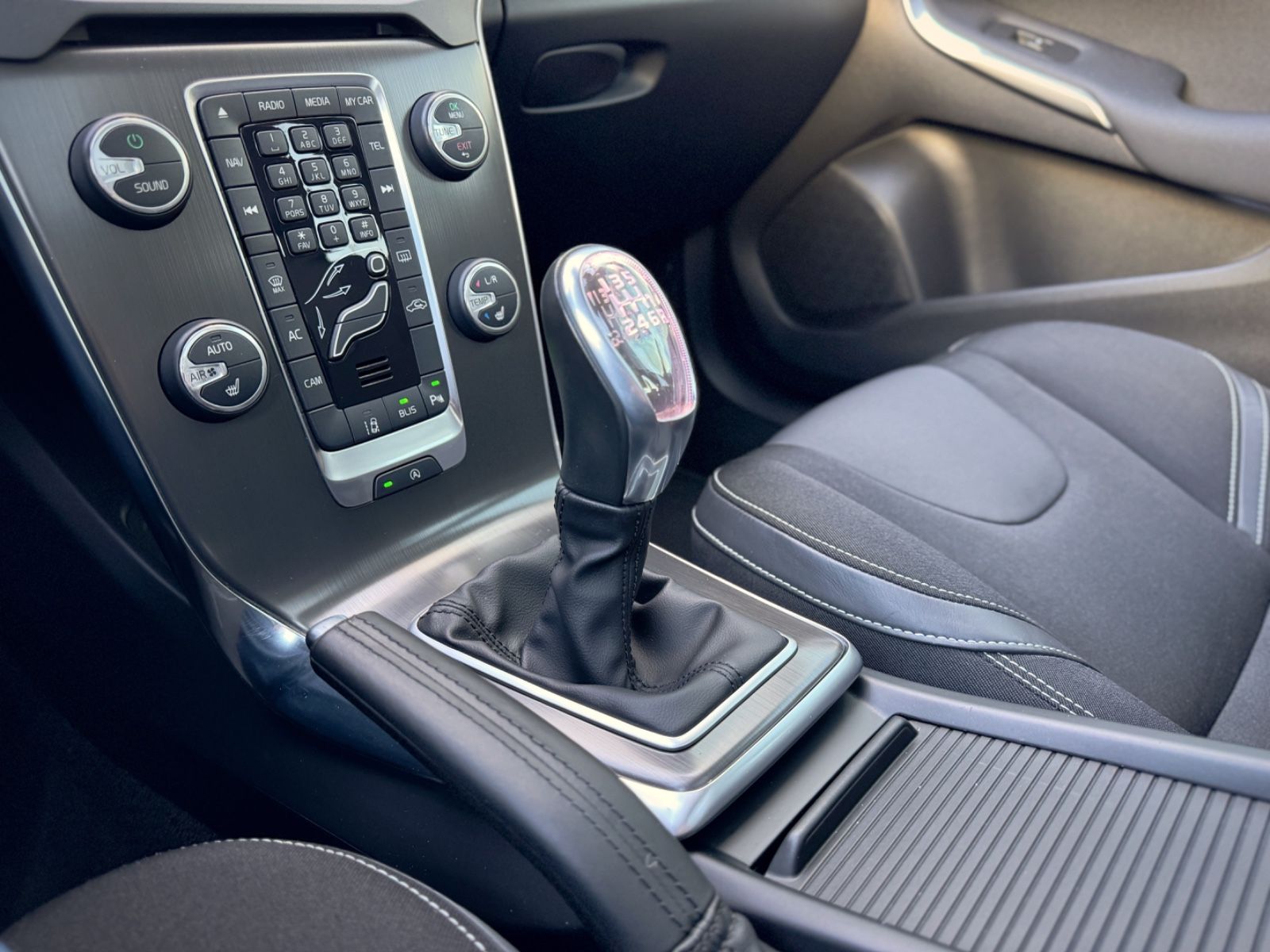 Fahrzeugabbildung Volvo V40 2.0D3 Momentum*ASSIST|NAV|PANORAMA|CAM|1.HD*