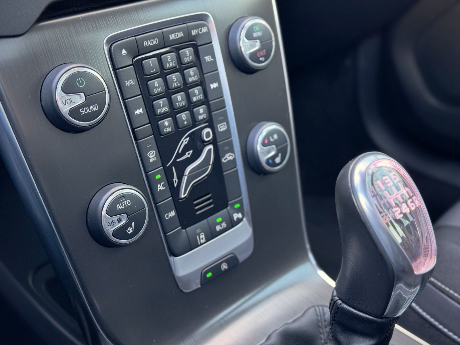 Fahrzeugabbildung Volvo V40 2.0D3 Momentum*ASSIST|NAV|PANORAMA|CAM|1.HD*