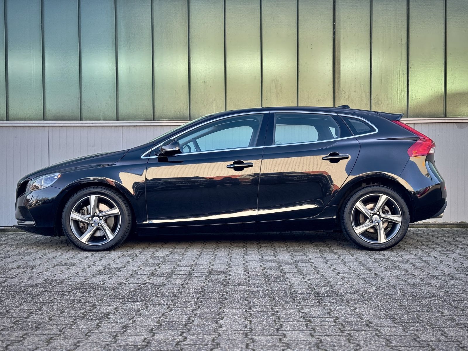 Fahrzeugabbildung Volvo V40 2.0D3 Momentum*ASSIST|NAV|PANORAMA|CAM|1.HD*