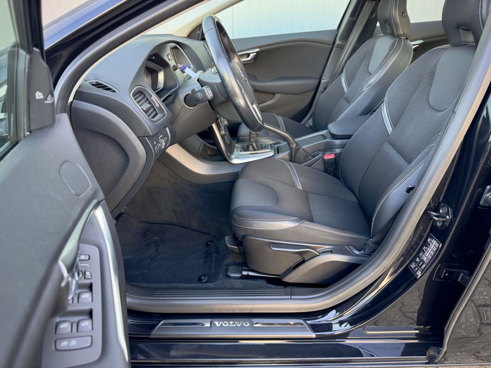 Fahrzeugabbildung Volvo V40 2.0D3 Momentum*ASSIST|NAV|PANORAMA|CAM|1.HD*