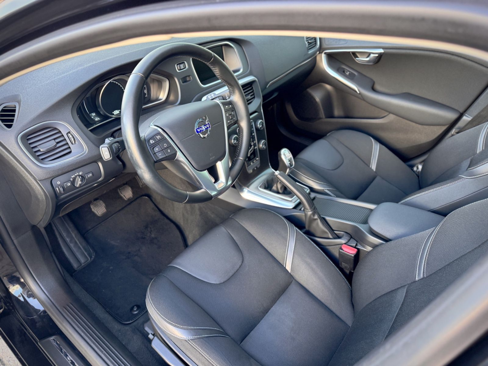 Fahrzeugabbildung Volvo V40 2.0D3 Momentum*ASSIST|NAV|PANORAMA|CAM|1.HD*