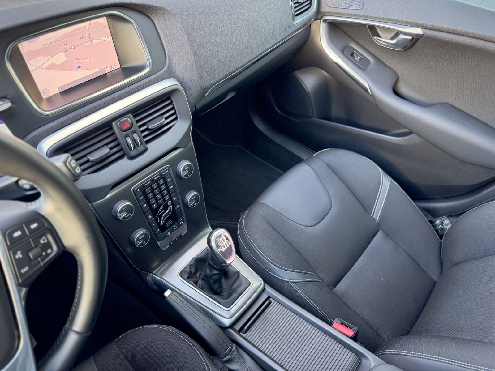 Fahrzeugabbildung Volvo V40 2.0D3 Momentum*ASSIST|NAV|PANORAMA|CAM|1.HD*