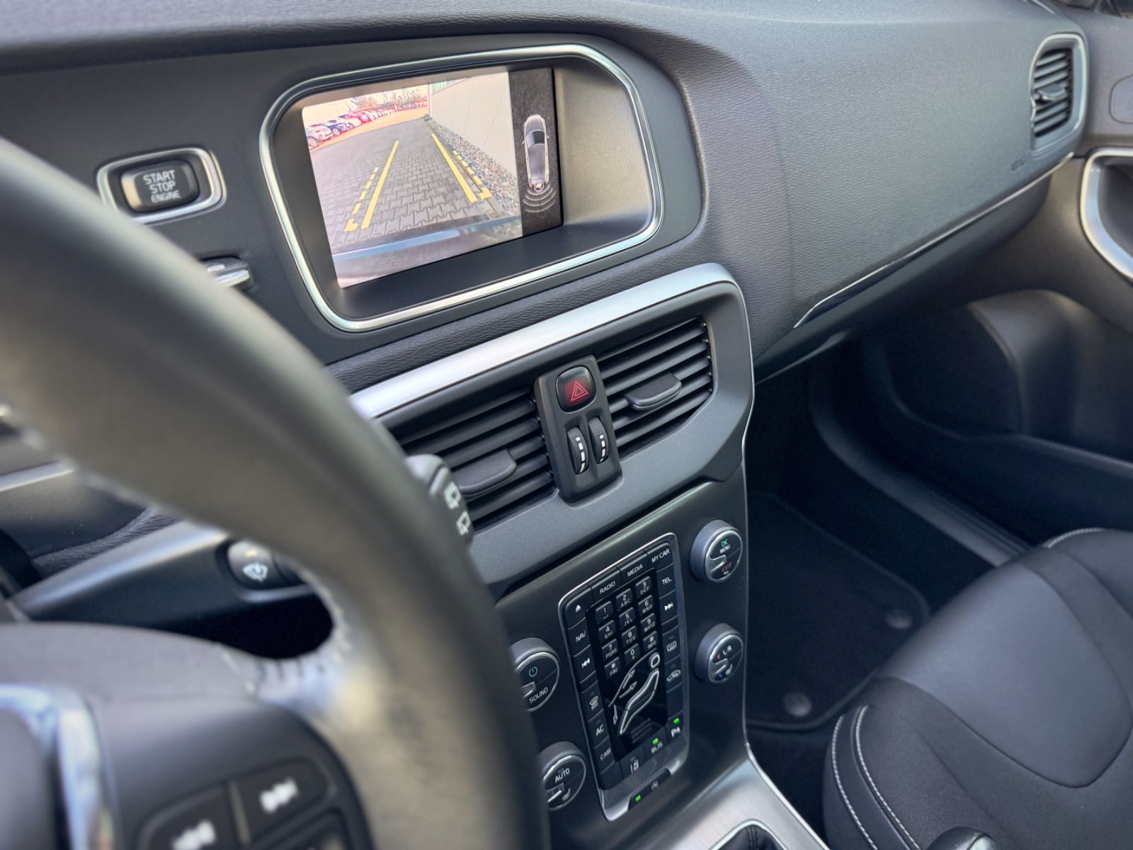 Fahrzeugabbildung Volvo V40 2.0D3 Momentum*ASSIST|NAV|PANORAMA|CAM|1.HD*