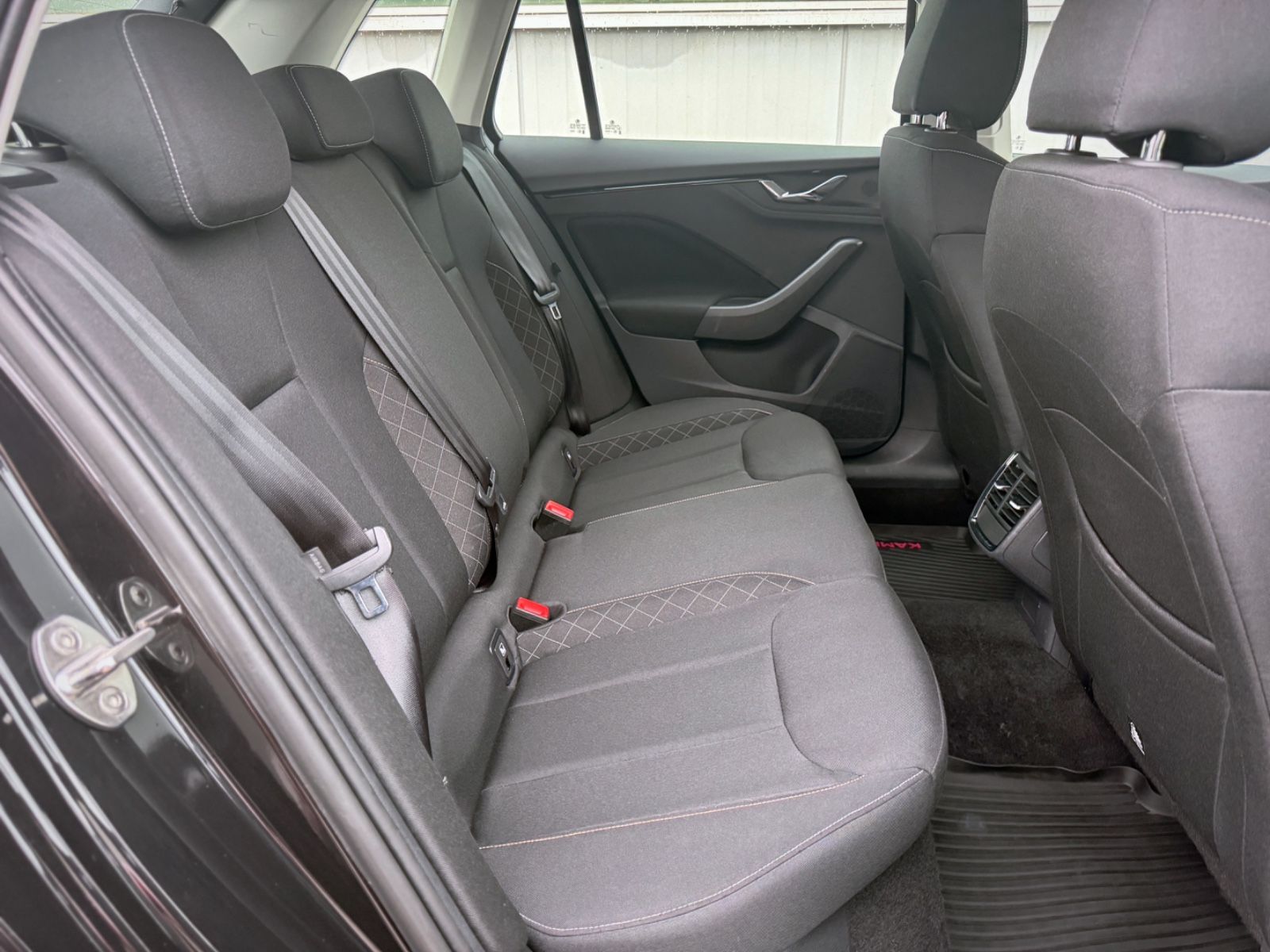 Fahrzeugabbildung SKODA Kamiq 1.0 TSI Ambition *CARPLAY|DAB|PDC|SHZ*