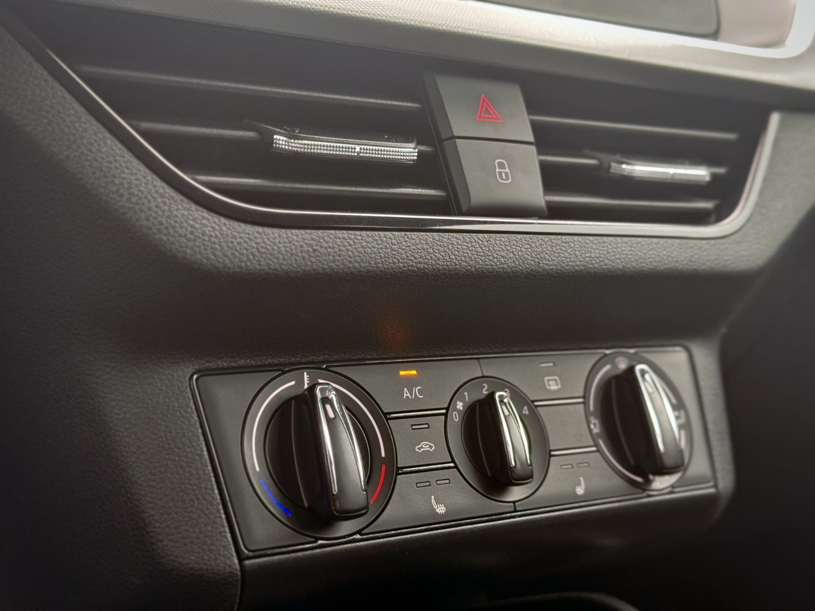 Fahrzeugabbildung SKODA Kamiq 1.0 TSI Ambition *CARPLAY|DAB|PDC|SHZ*