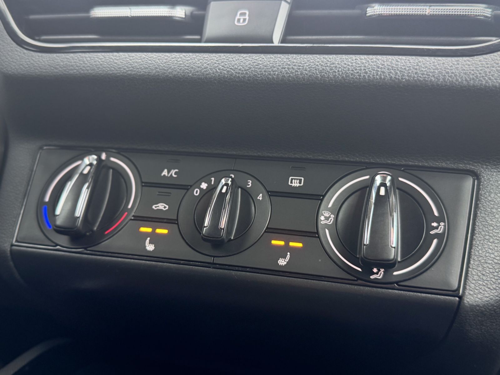 Fahrzeugabbildung SKODA Kamiq 1.0 TSI Ambition *CARPLAY|DAB|PDC|SHZ*