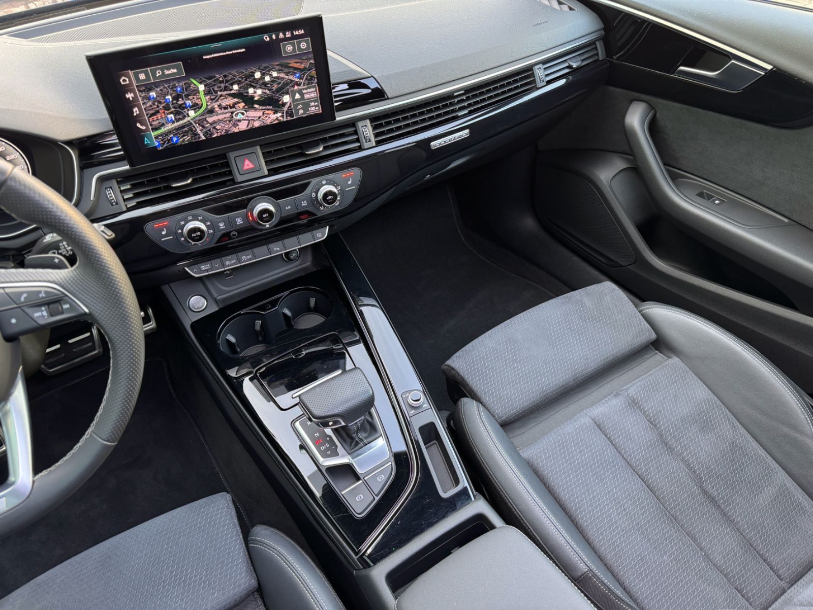 Fahrzeugabbildung Audi A4 Avant 40 TDI quattro S line*PANORAMA|HEAD-UP*