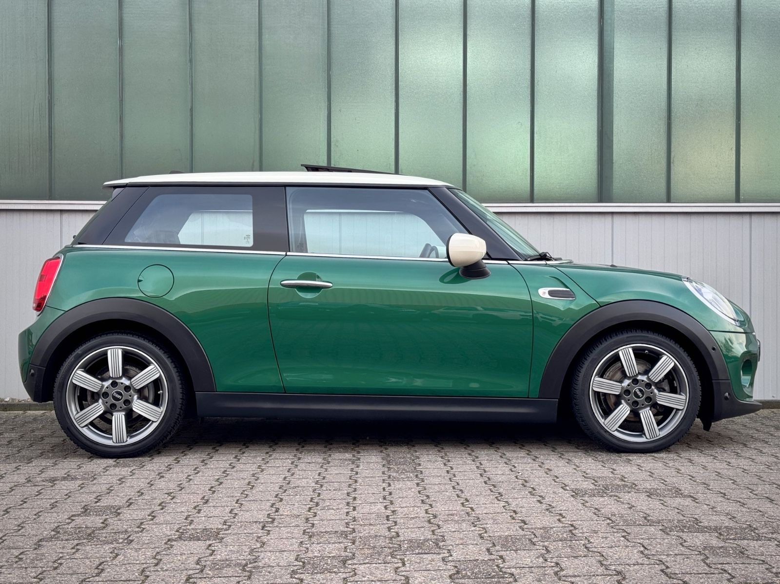 Fahrzeugabbildung MINI COOPER 60 Years Trim Chili *LED|CAM|PANO|LEDER*