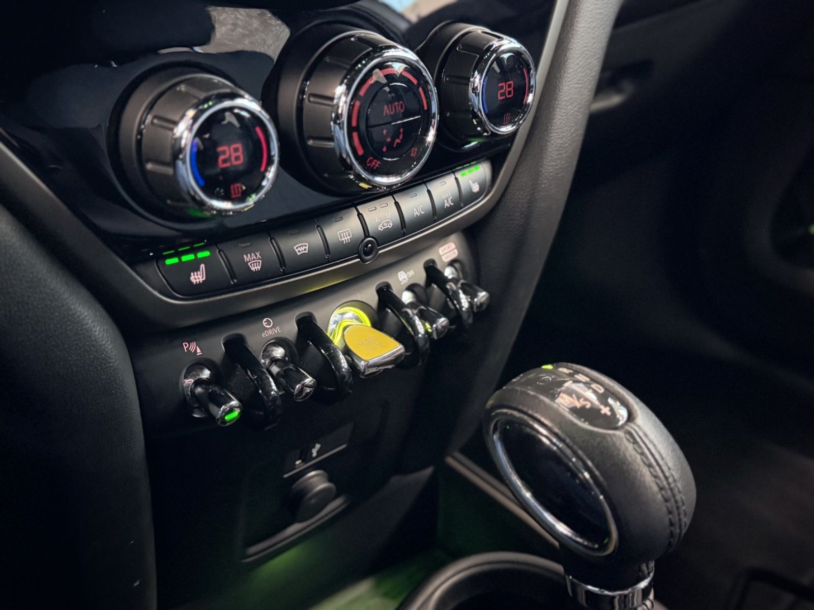 Fahrzeugabbildung MINI Cooper SE Countryman All4 JWC Trim *NAVI|ASSIST*