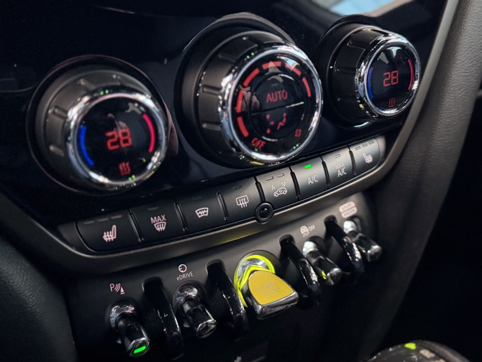 Fahrzeugabbildung MINI Cooper SE Countryman All4 JWC Trim *NAVI|ASSIST*