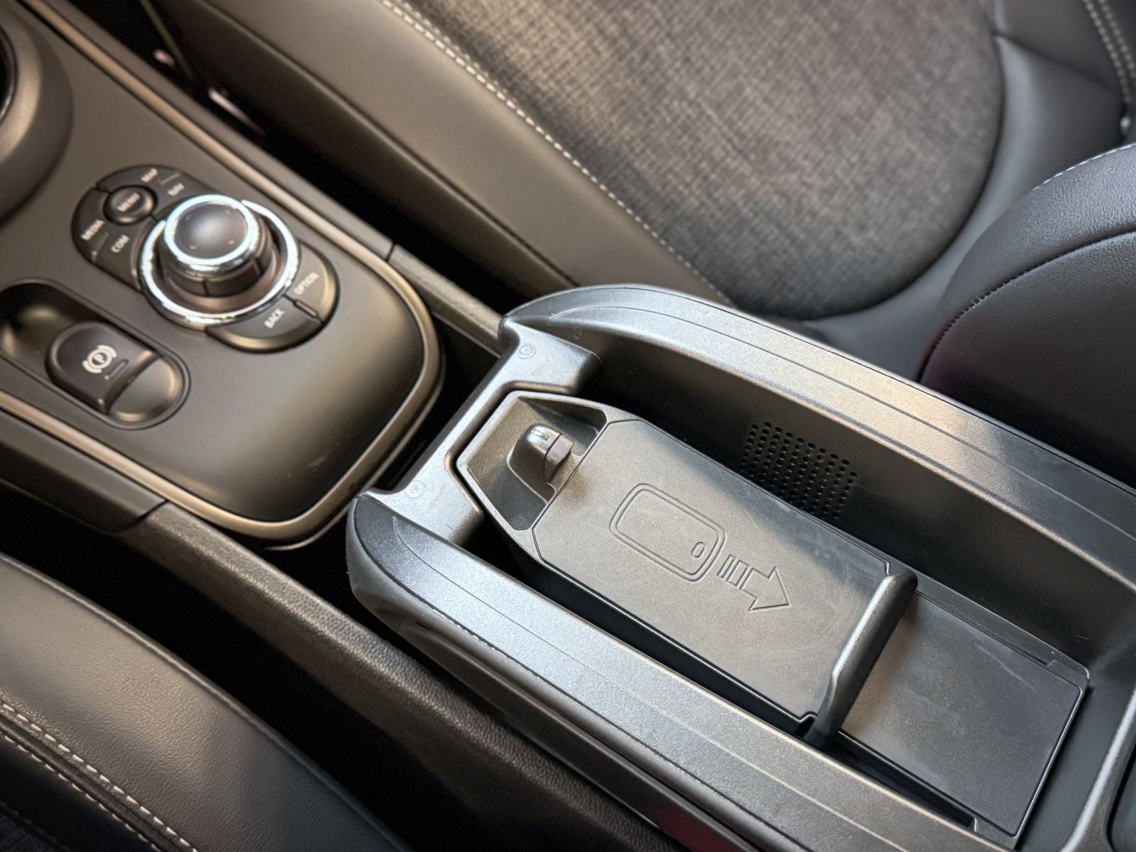 Fahrzeugabbildung MINI Cooper SE Countryman All4 JWC Trim *NAVI|ASSIST*