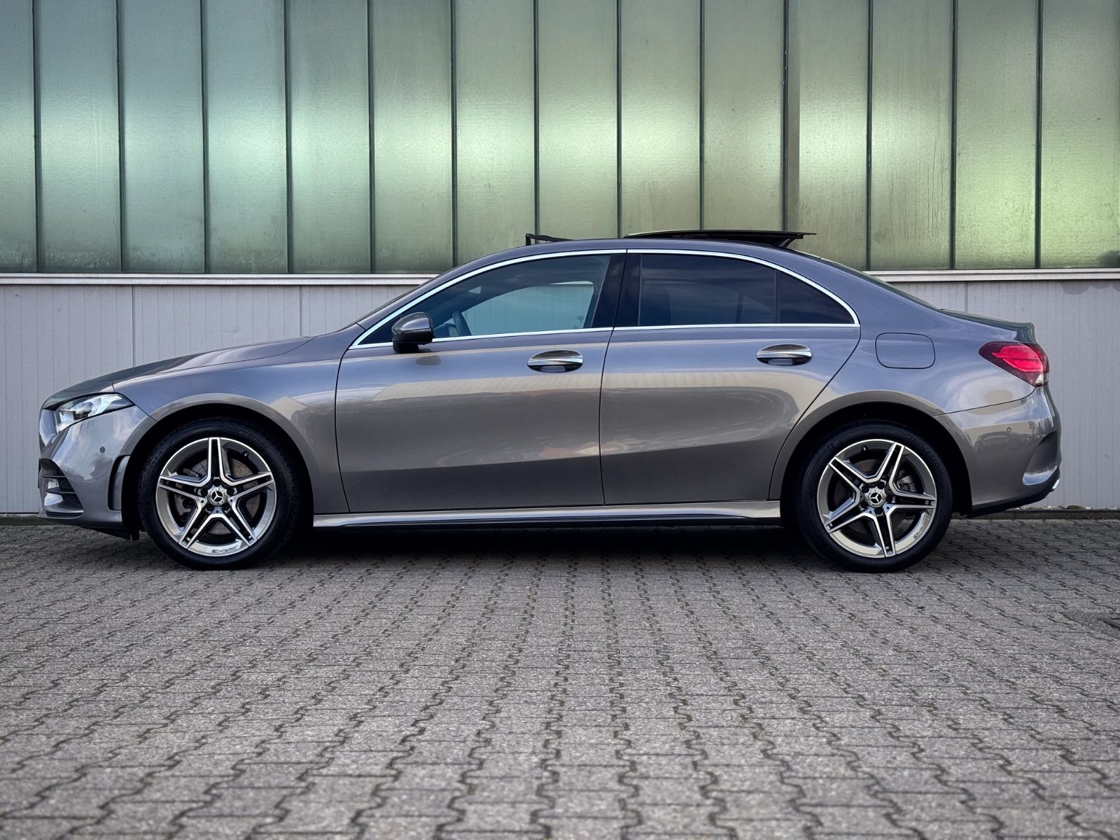 Fahrzeugabbildung Mercedes-Benz A 250e AMG-Line *PANORAMA|CAM|ASSIST*