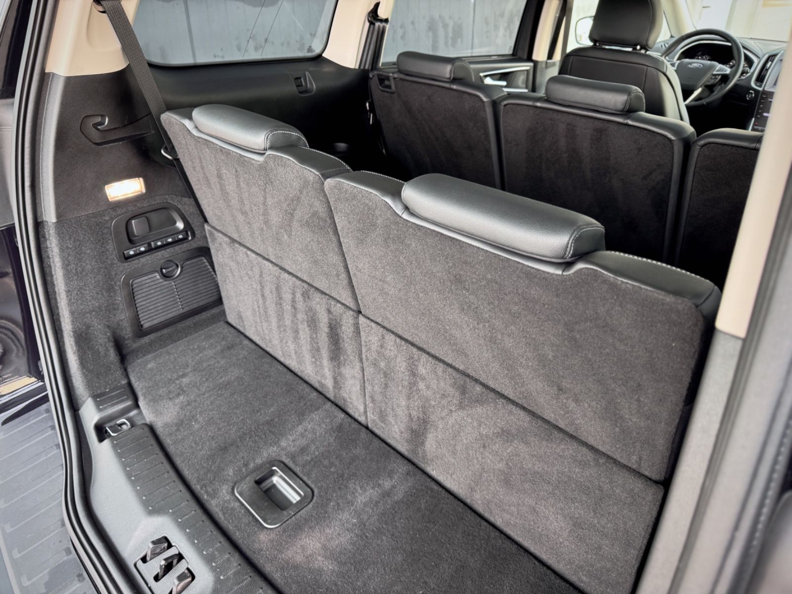 Fahrzeugabbildung Ford Galaxy 2.0 Titanium *PANORAMA|7-SITZE*