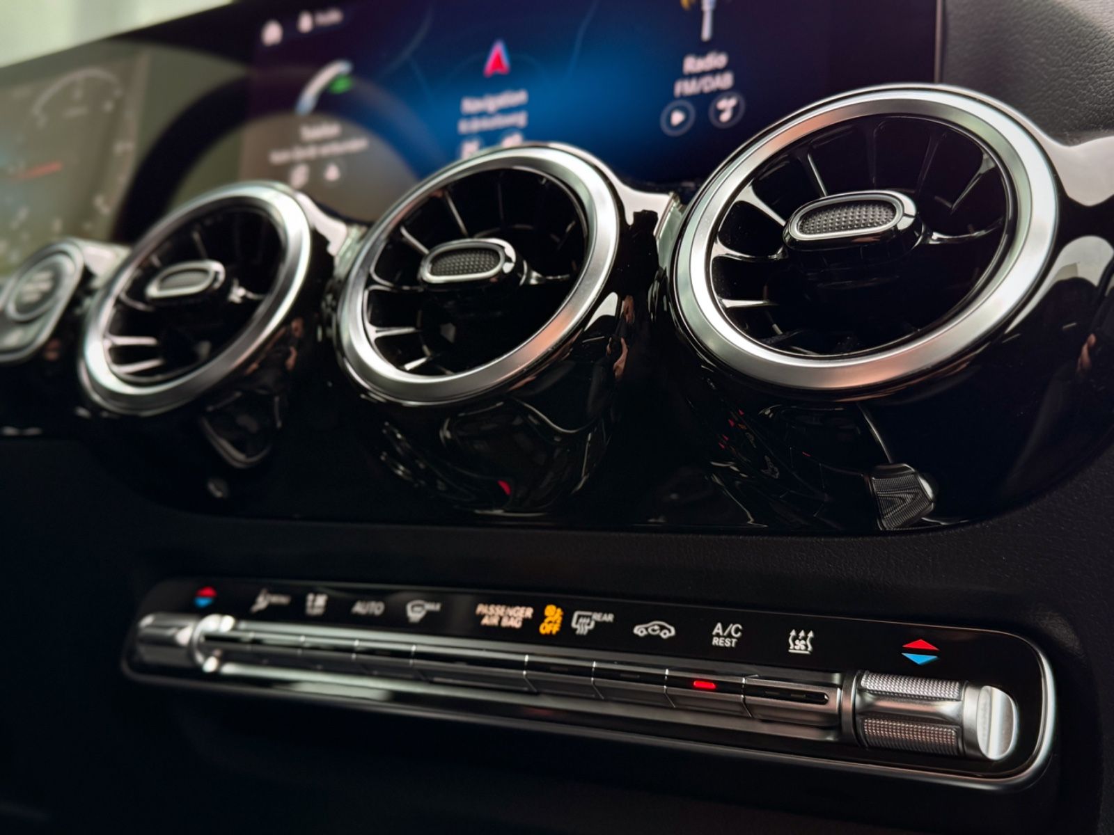 Fahrzeugabbildung Mercedes-Benz GLA 200d 4Matic Progressive*ASSIST|STANDHEIZUNG*