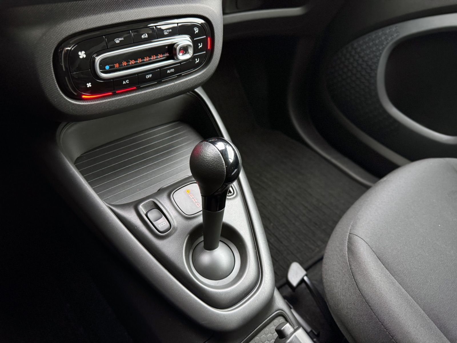 Fahrzeugabbildung Smart ForTwo Coupe EQ *LED|TEL|KLIMA*