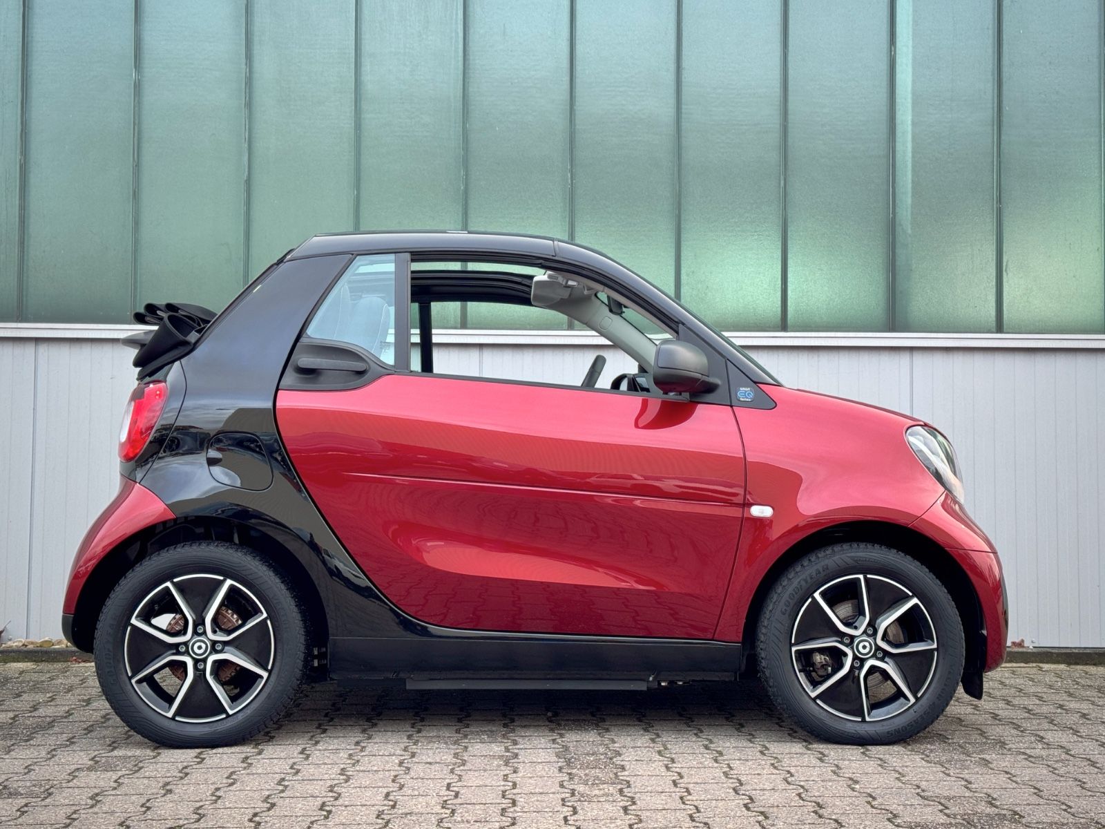 Fahrzeugabbildung Smart ForTwo Cabrio EQ Passion *CARPLAY|PDC|SHZ|TEL*
