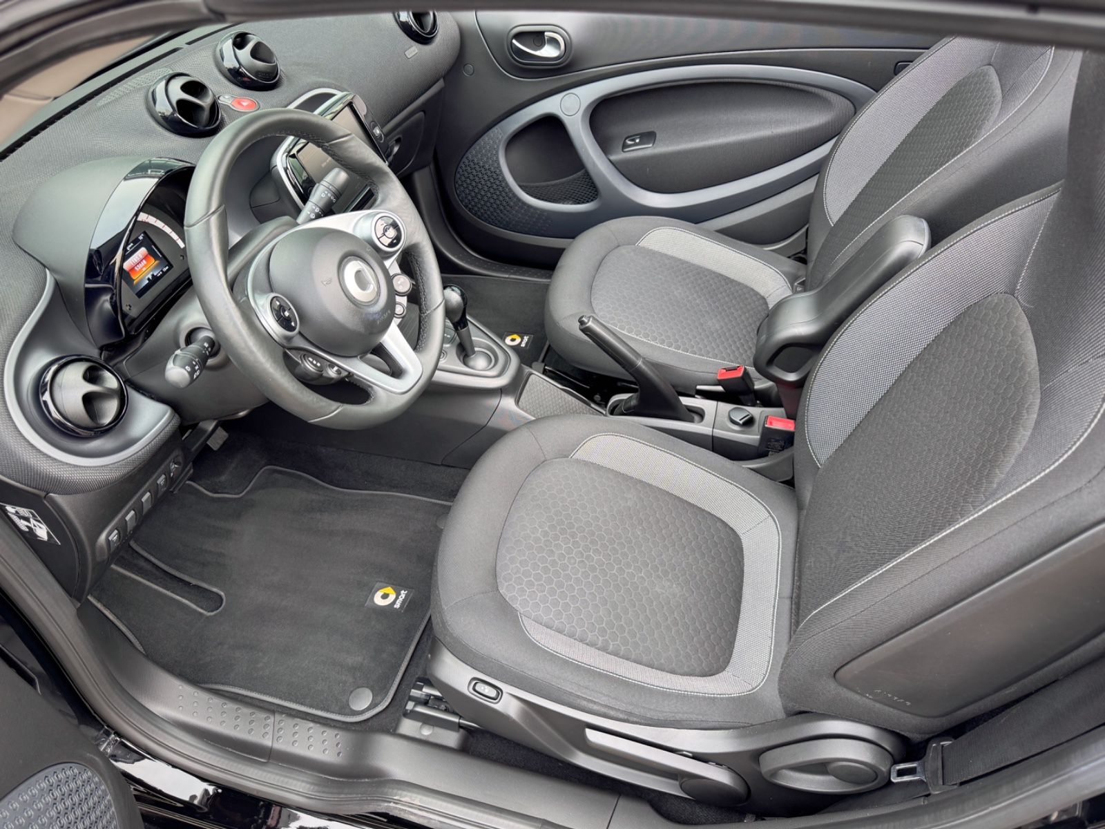 Fahrzeugabbildung Smart ForTwo Cabrio EQ Passion *CARPLAY|PDC|SHZ|TEL*