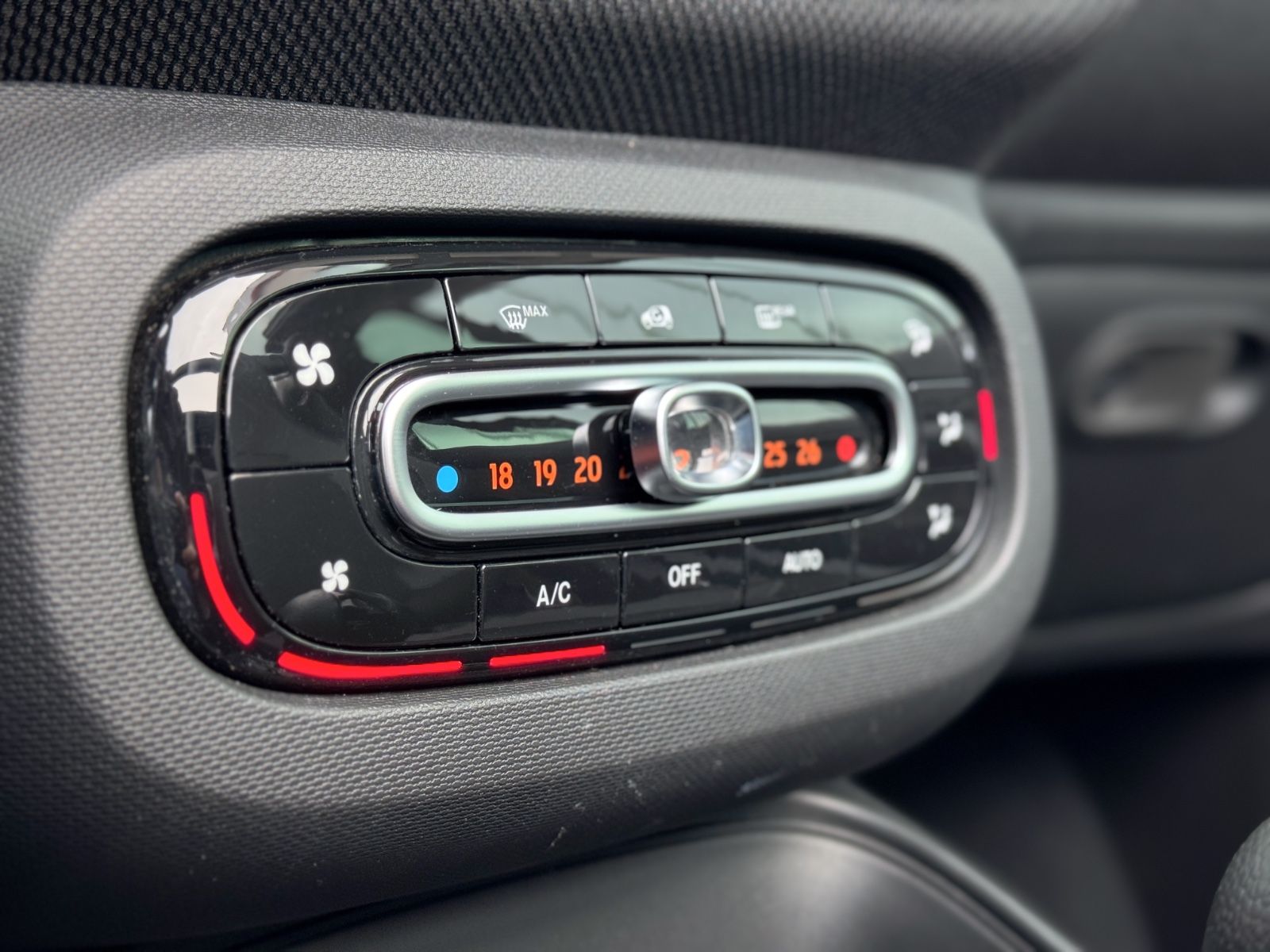 Fahrzeugabbildung Smart ForTwo Cabrio EQ Passion *CARPLAY|PDC|SHZ|TEL*