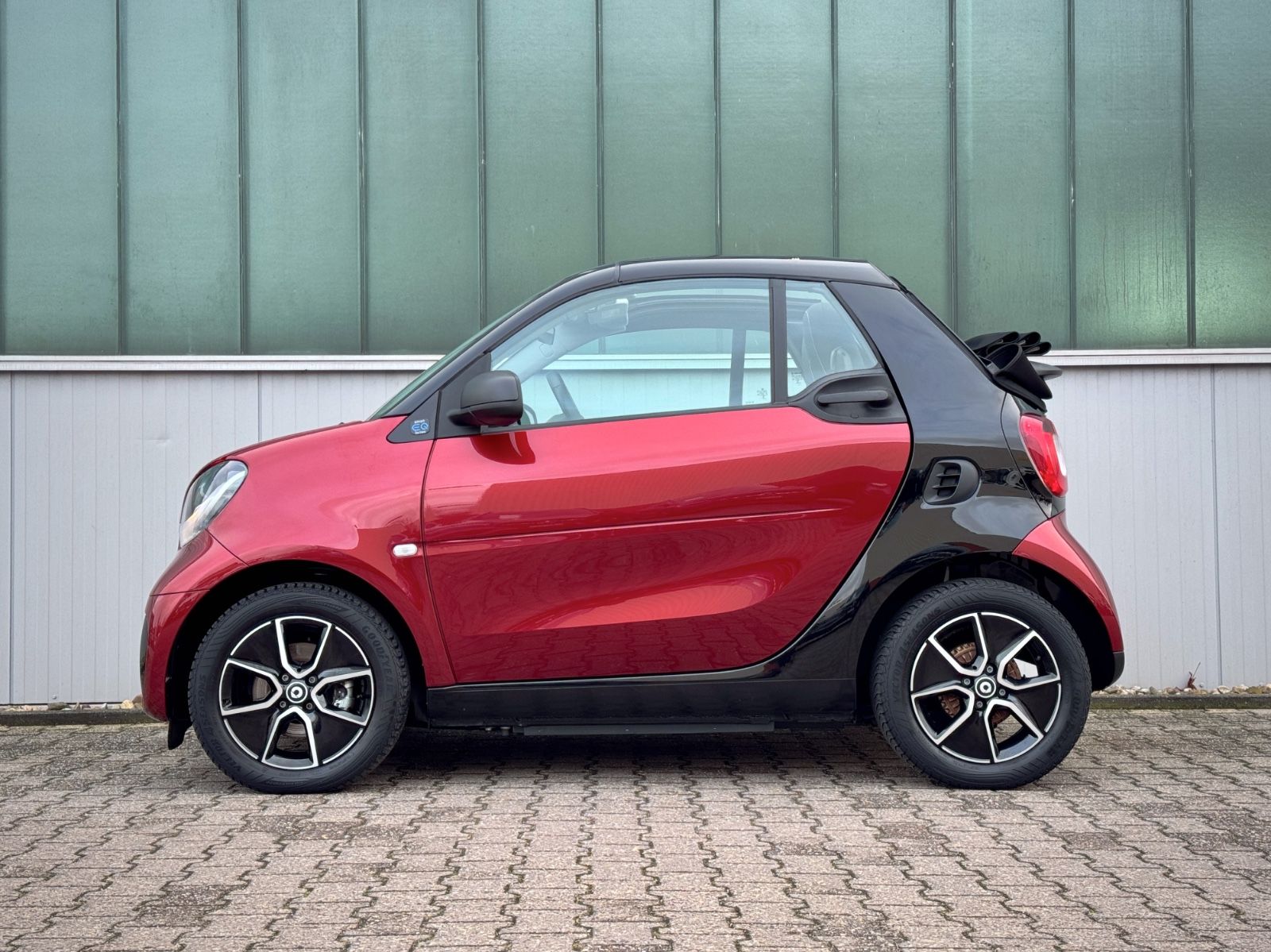 Fahrzeugabbildung Smart ForTwo Cabrio EQ Passion *CARPLAY|PDC|SHZ|TEL*