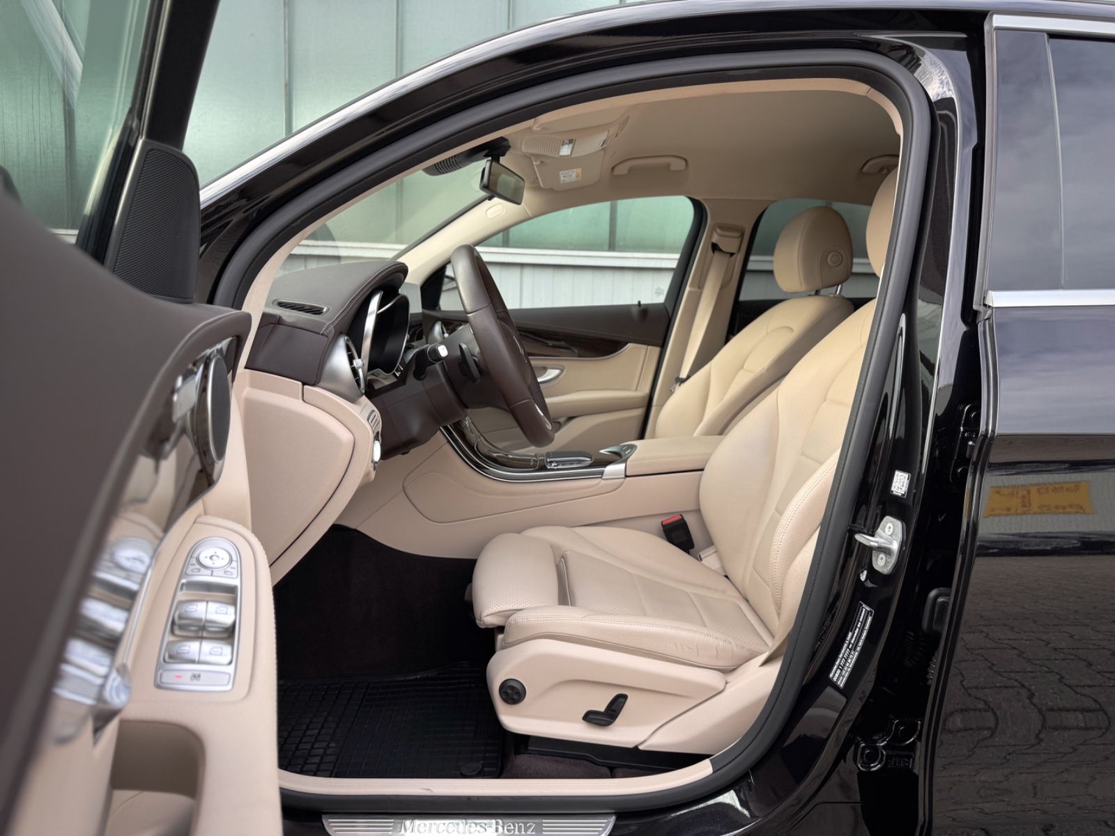 Fahrzeugabbildung Mercedes-Benz GLC 300e Coupe 4Matic *9G|LED|CAM|AHK*