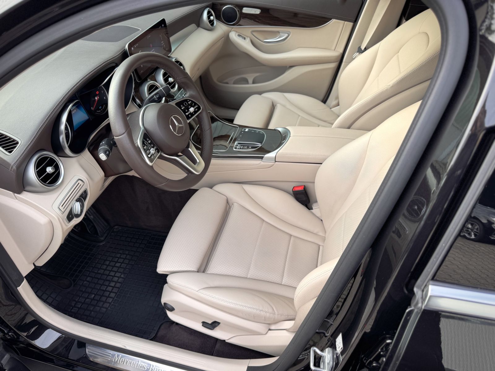 Fahrzeugabbildung Mercedes-Benz GLC 300e Coupe 4Matic *9G|LED|CAM|AHK*