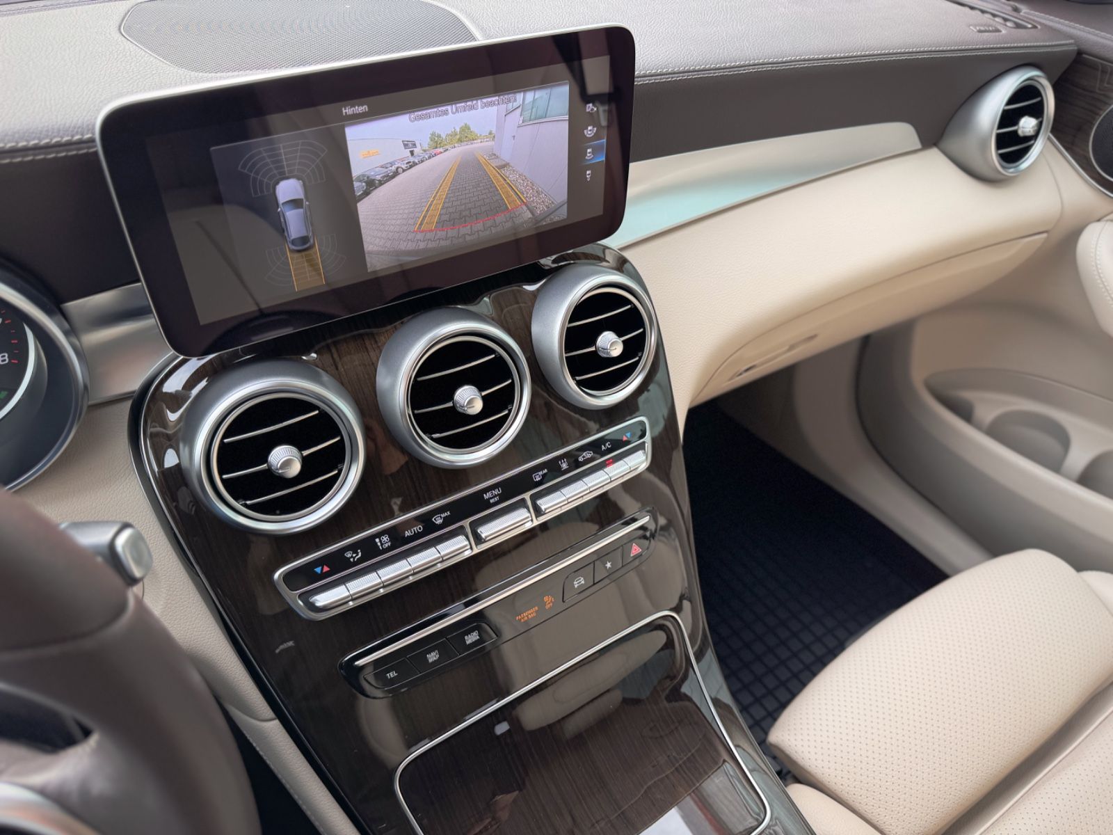 Fahrzeugabbildung Mercedes-Benz GLC 300e Coupe 4Matic *9G|LED|CAM|AHK*