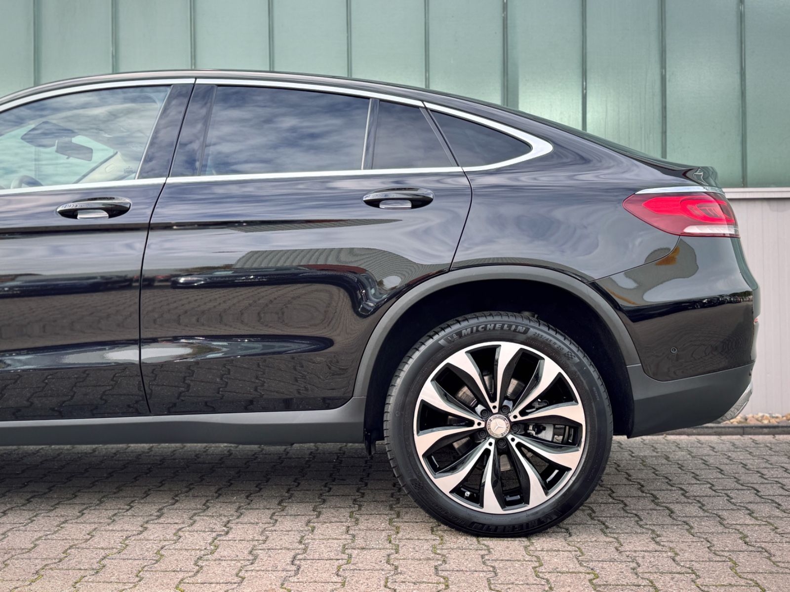 Fahrzeugabbildung Mercedes-Benz GLC 300e Coupe 4Matic *9G|LED|CAM|AHK*