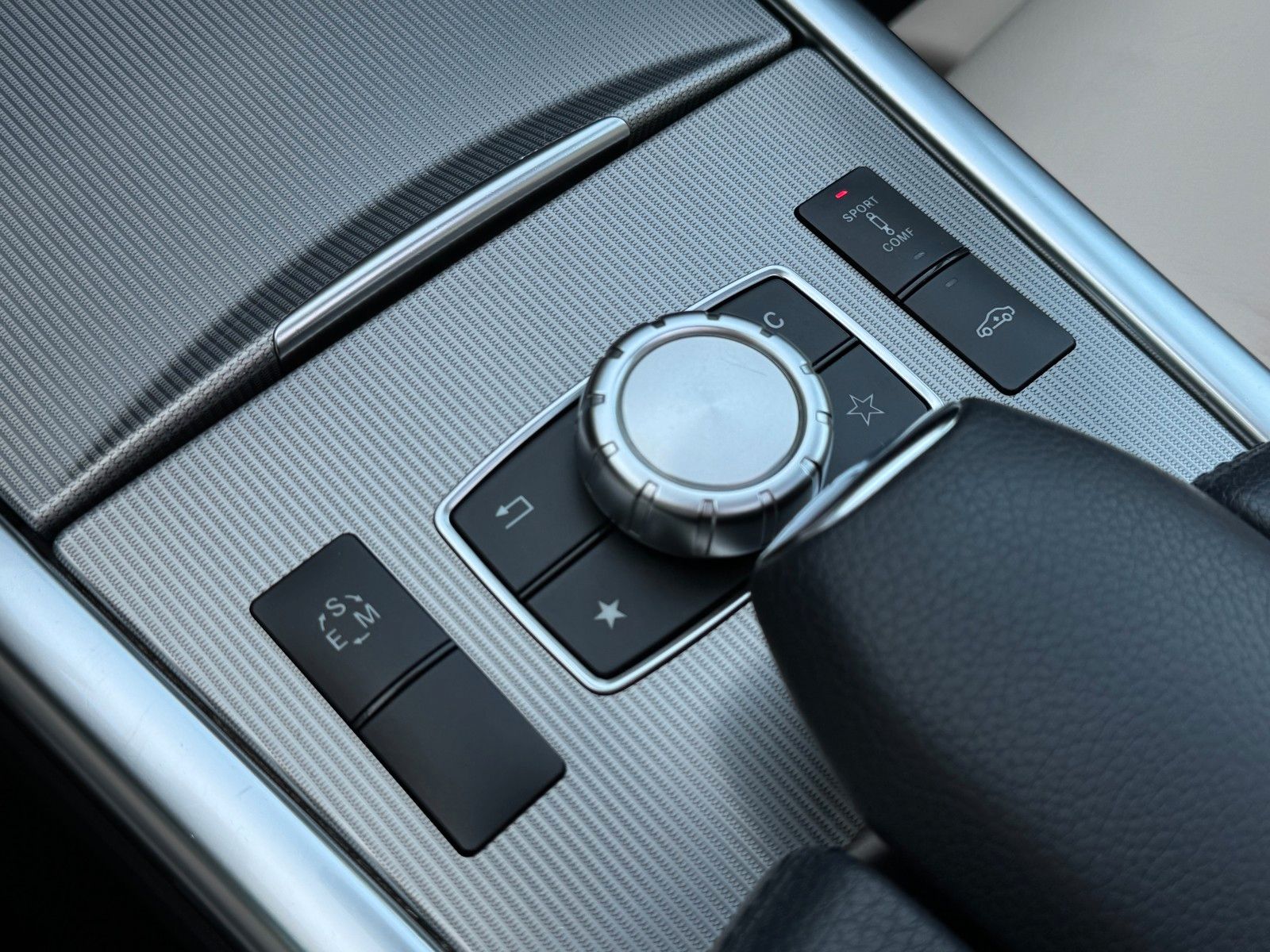 Fahrzeugabbildung Mercedes-Benz E 350 T Avantgarde *AMG|9G|CAM|LED|SCHIEBEDACH*