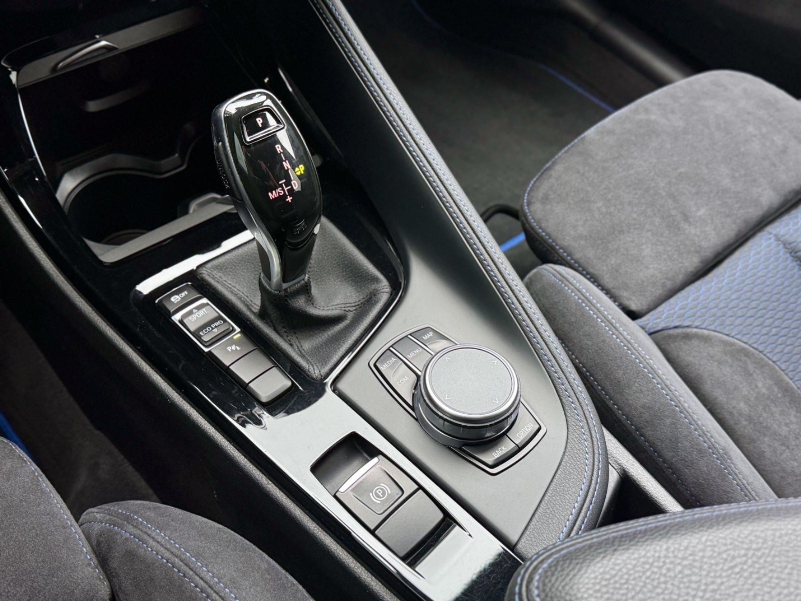 Fahrzeugabbildung BMW X2 20i M-SPORT *HEAD-UP|CAM|NAVI*