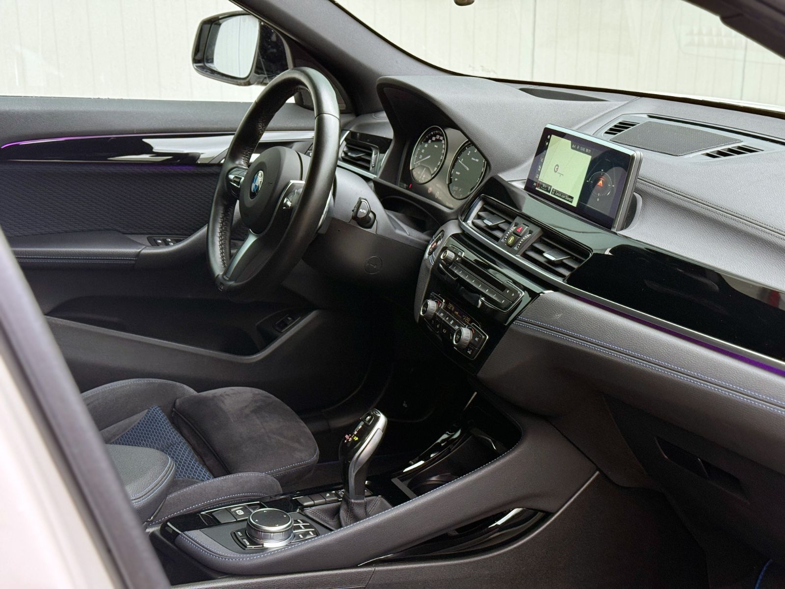 Fahrzeugabbildung BMW X2 20i M-SPORT *HEAD-UP|CAM|NAVI*