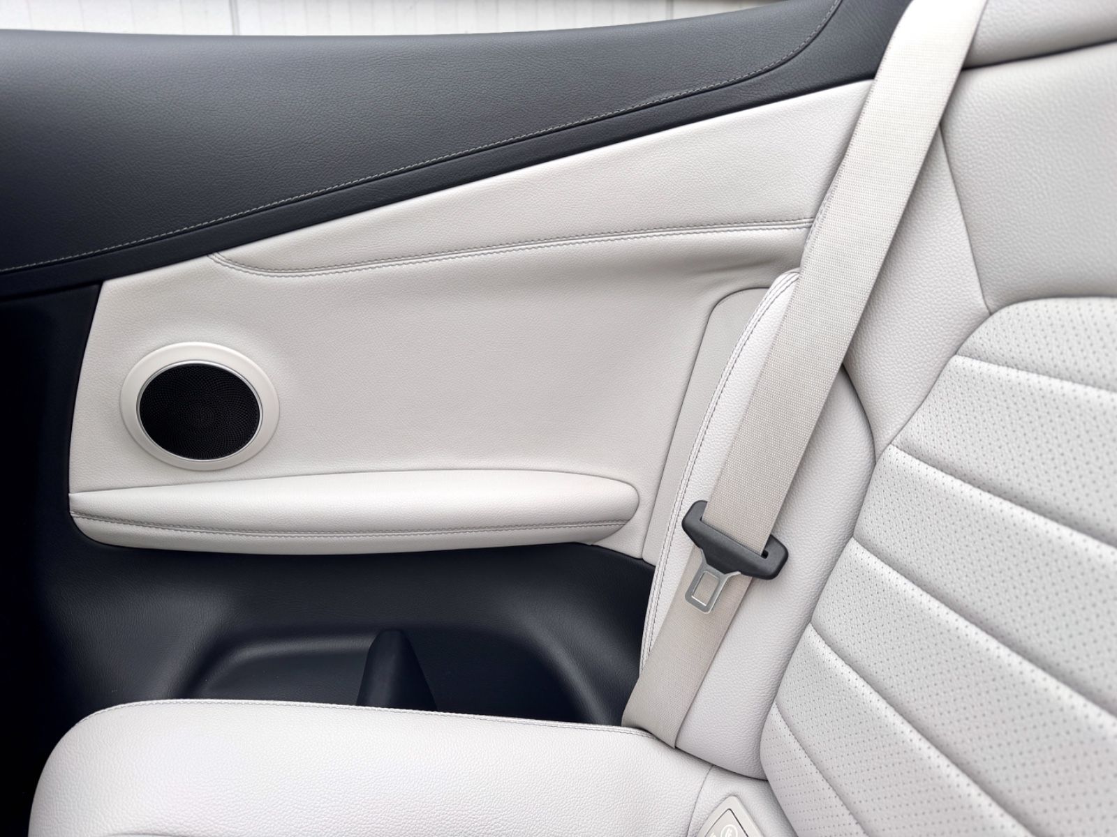 Fahrzeugabbildung Mercedes-Benz C 180 Cabriolet AMG-LINE *AHK|NAV|AIRSCARF|LED*