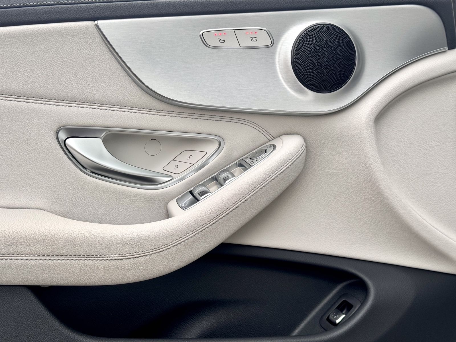 Fahrzeugabbildung Mercedes-Benz C 180 Cabriolet AMG-LINE *AHK|NAV|AIRSCARF|LED*