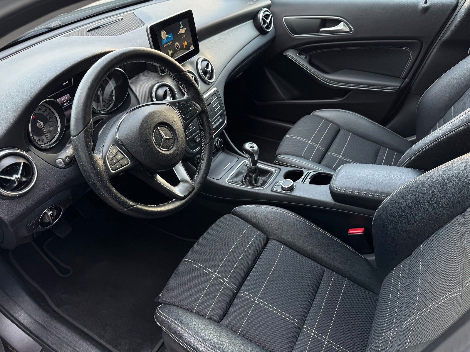 Fahrzeugabbildung Mercedes-Benz GLA 180 Urban-Score *XENON|NIGHT|NAVI|SHZ*