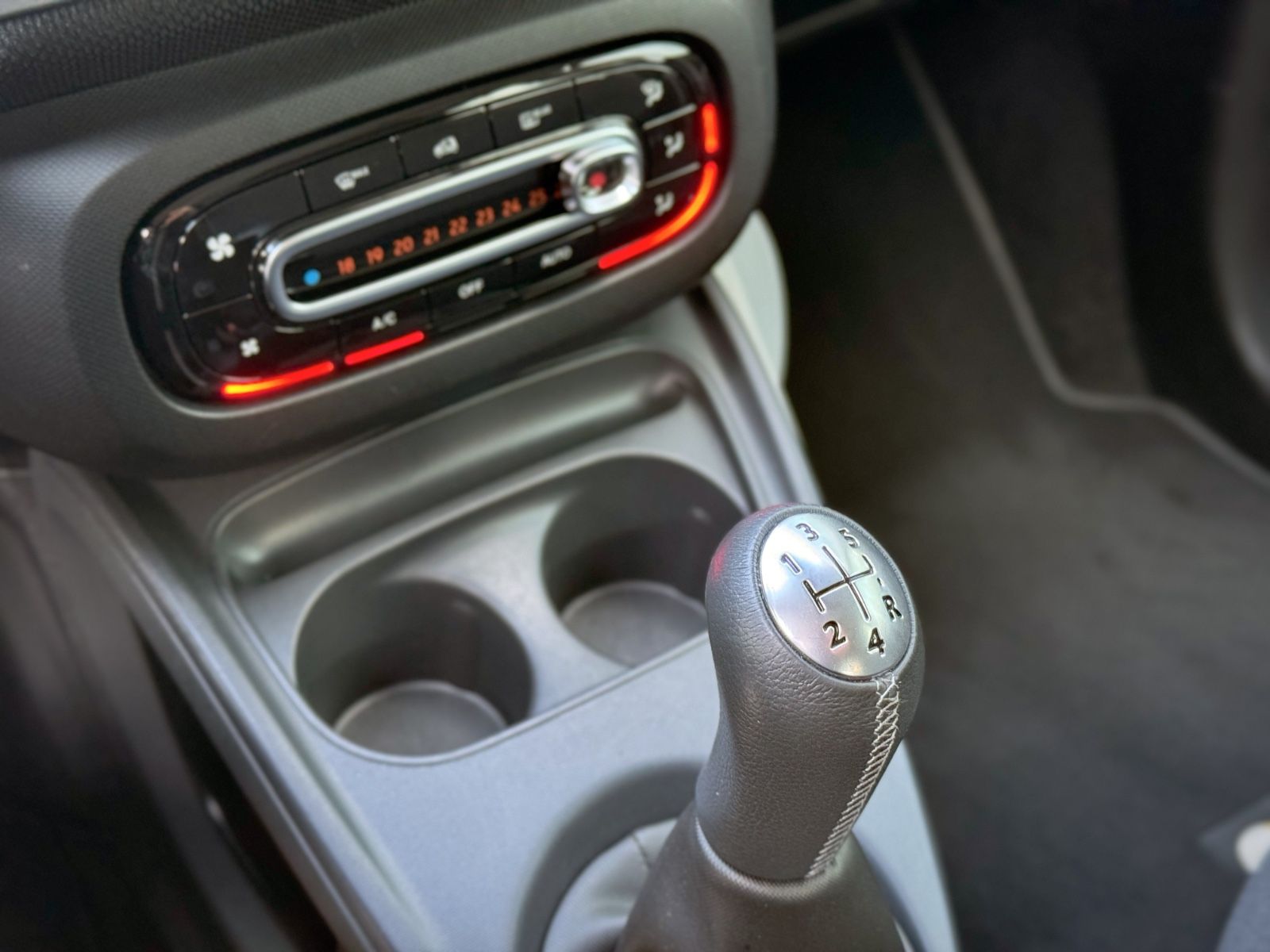 Fahrzeugabbildung Smart ForFour Passion *PDC|TEL|DAB*