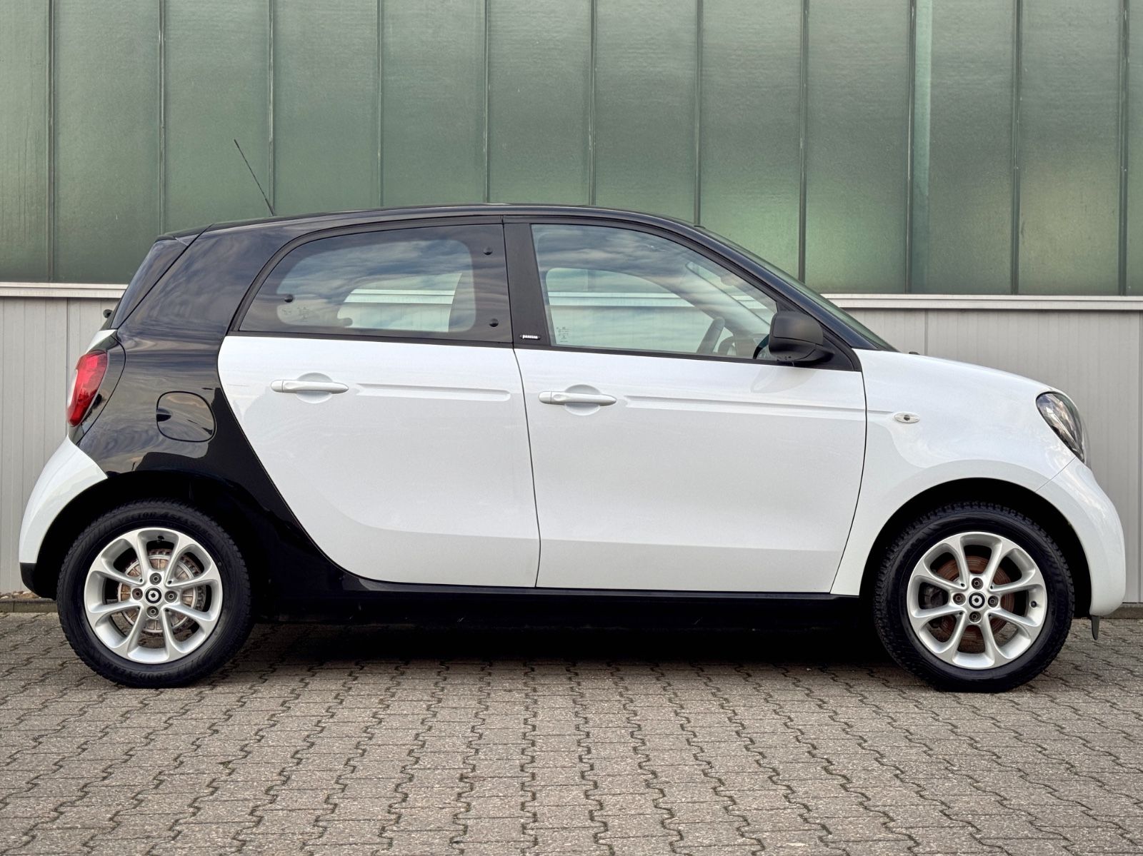 Fahrzeugabbildung Smart ForFour Passion *PDC|TEL|DAB*