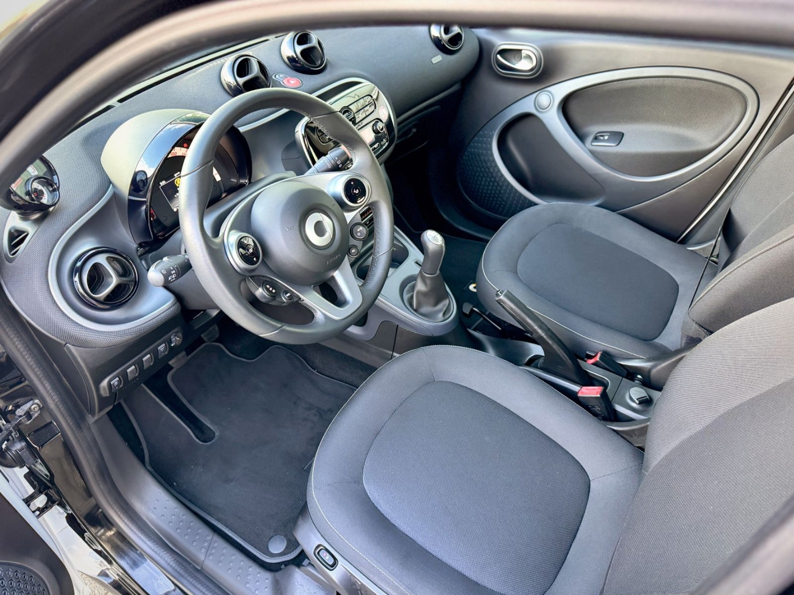 Fahrzeugabbildung Smart ForFour Passion *PDC|TEL|DAB*