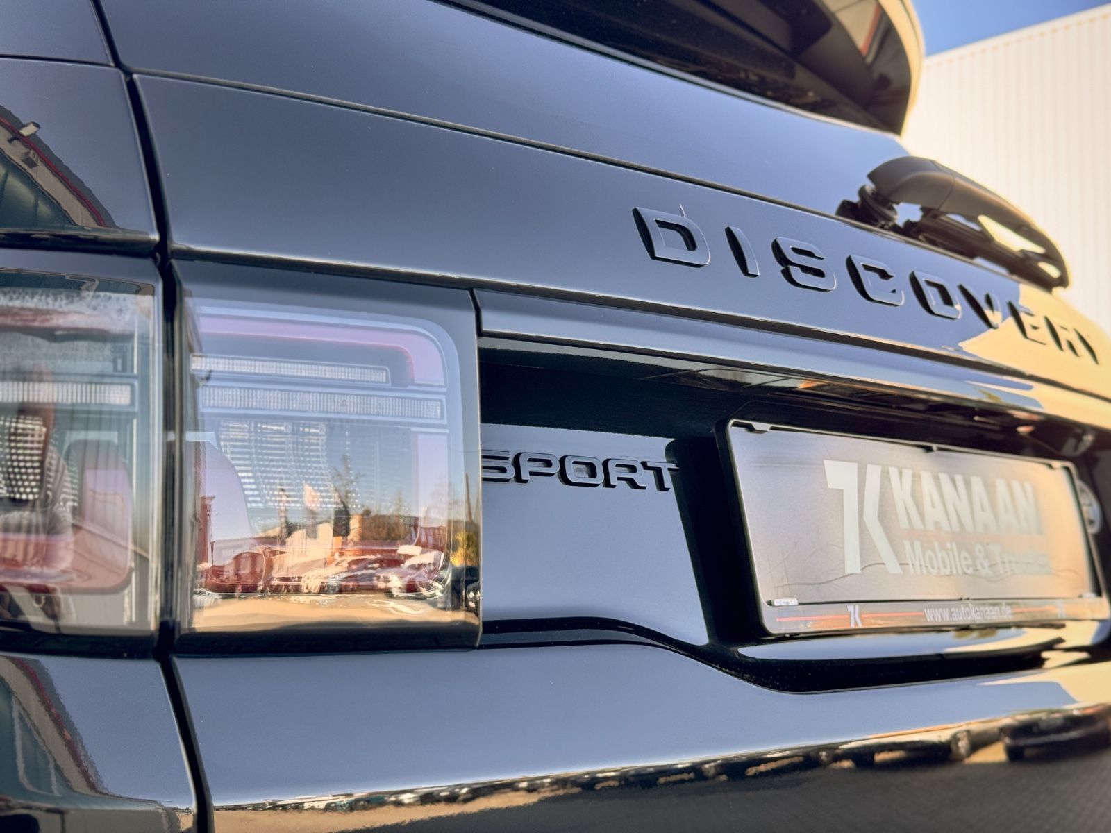 Fahrzeugabbildung Land Rover Discovery Sport D165 AWD R-Dynamic*STANDHEIZUNG*