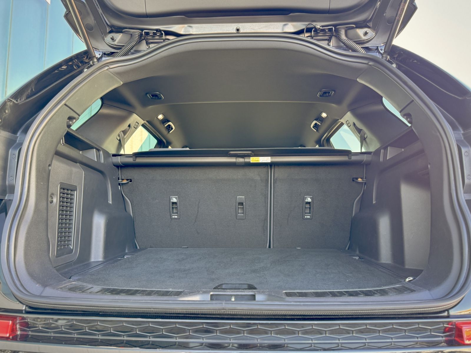 Fahrzeugabbildung Land Rover Discovery Sport D165 AWD R-Dynamic*STANDHEIZUNG*