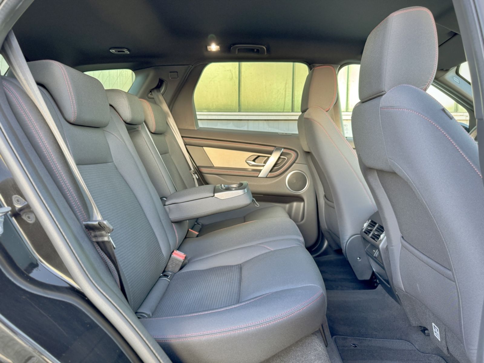 Fahrzeugabbildung Land Rover Discovery Sport D165 AWD R-Dynamic*STANDHEIZUNG*