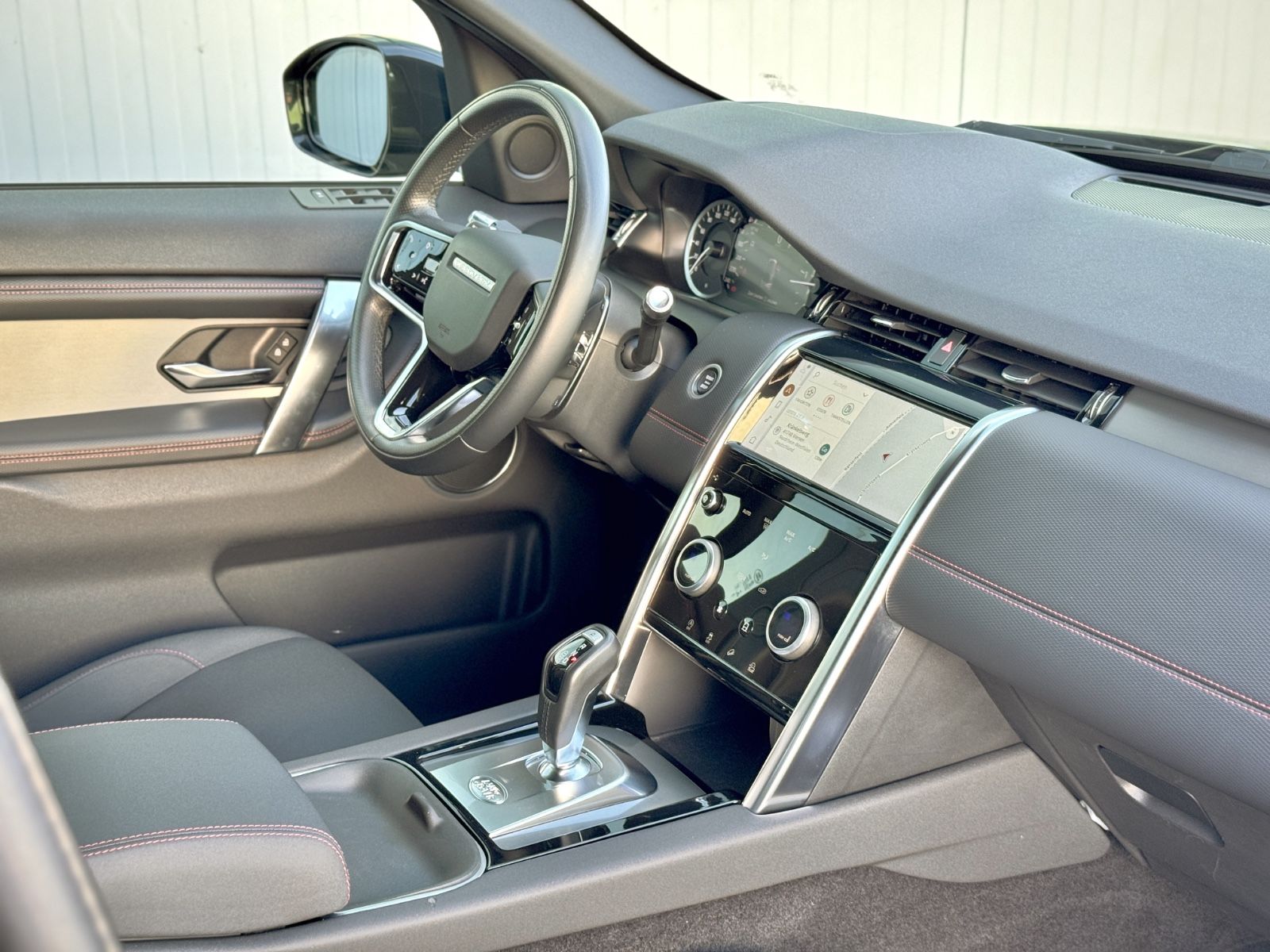 Fahrzeugabbildung Land Rover Discovery Sport D165 AWD R-Dynamic*STANDHEIZUNG*