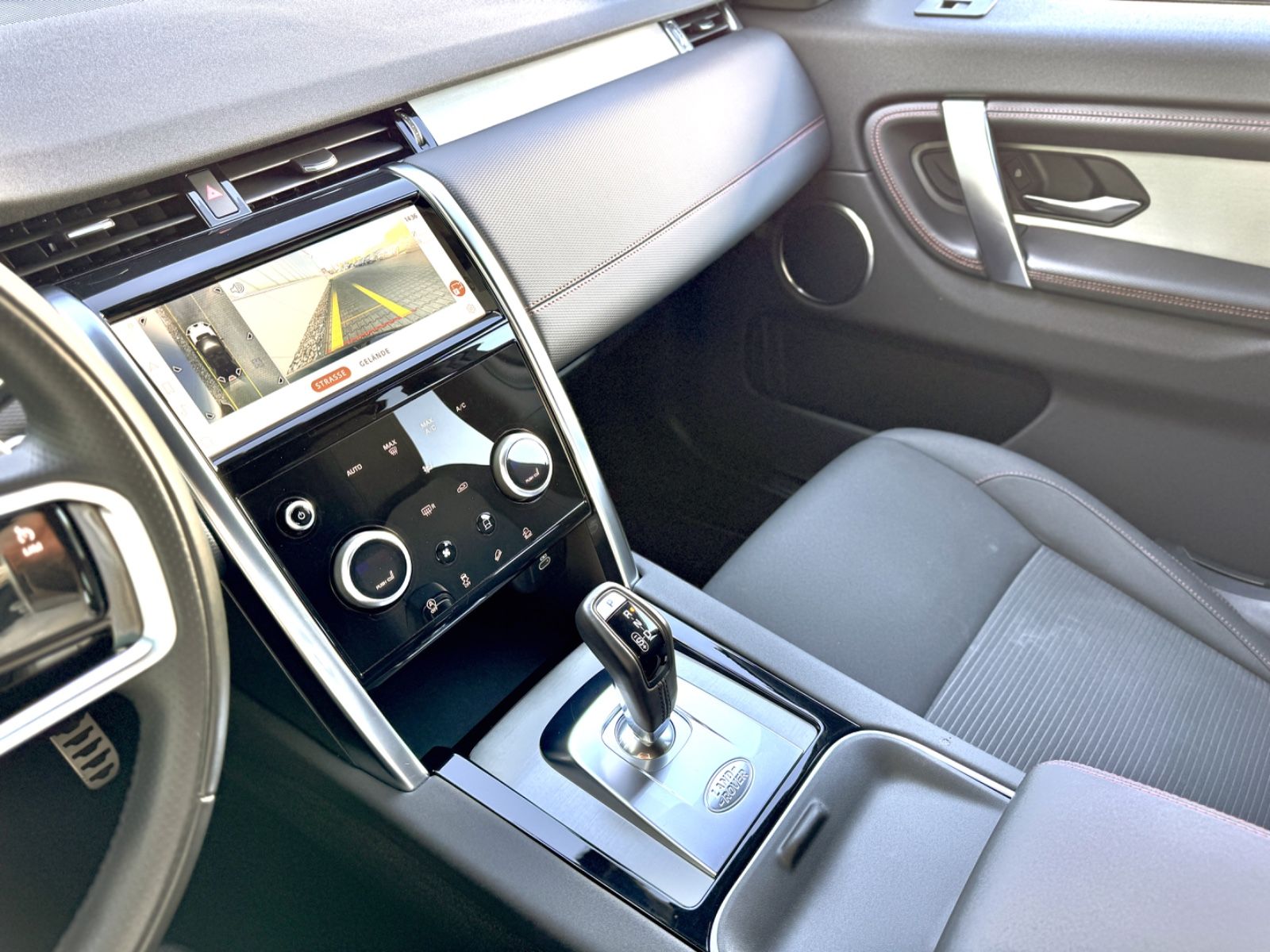 Fahrzeugabbildung Land Rover Discovery Sport D165 AWD R-Dynamic*STANDHEIZUNG*