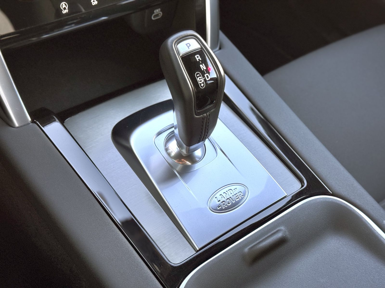 Fahrzeugabbildung Land Rover Discovery Sport D165 AWD R-Dynamic*STANDHEIZUNG*